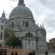 ヴェネチア・バロックの建物とヴェネツィア派の絵画の宝庫。