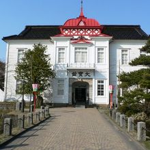 鶴岡ゆかりの文学者の資料が展示されている大宝館