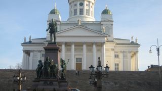 ヘルシンキ大聖堂とともに観光スポット