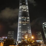 香港島の海沿いにひときわ高く目立っているビルです！