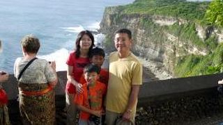 ウルワツ寺院　サル使いが操るサルに眼鏡を取られました　