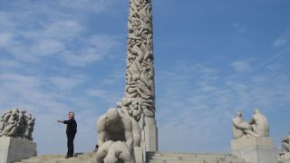 公園内にはたくさんの表情をあらわす人間像が