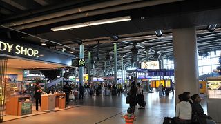 スキポール空港からアムステルダム中央駅へは鉄道で