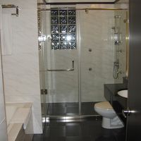 バスタブとシャワールームが別々になってます。