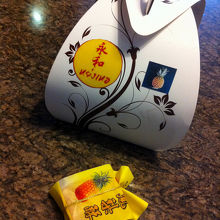 パイナップル入り干菓子。これはおいしい。200B