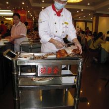 ワゴンに乗ったダックを目の前で切ってくれます