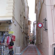 宮殿の脇の路地にも入ってみたい・・・♪