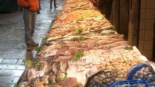 ヴェネチアの魚市場。野菜も豊富です。