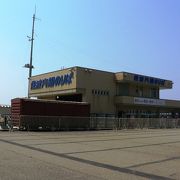 佐渡ヶ島の赤泊港と往復する定期航路が運行されている新潟県長岡市寺泊港