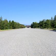 建礼門前大通り