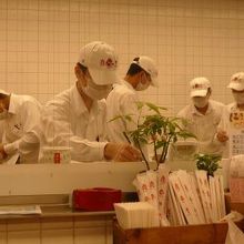 黙々と、小籠包を作っている