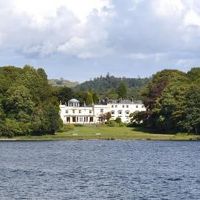 ウィンダミア湖から見た外観