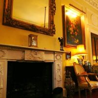 ディナー前にカナッペを頂く、暖炉のあるラウンジ