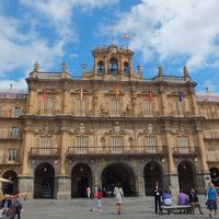 プラザ・マヨール正面の左側がホテルです