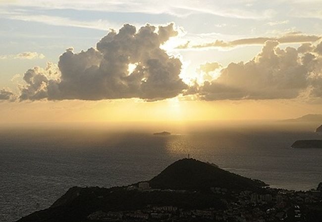 スルジ山から見た、アドリア海の金色の夕暮れ。