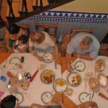 下の階の食卓を失礼