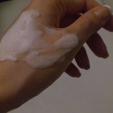 肌に塗ると不純物を吸収して泡立つの！