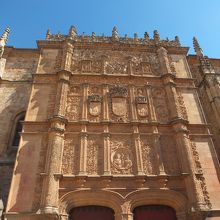 どこかにカエルの彫刻があります。