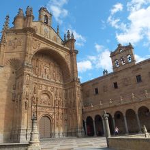 礼拝堂と回廊外観