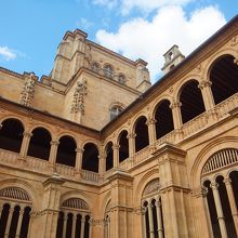 パティオから回廊を見上げる