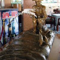 ロビーにある釣り爺さんの石像