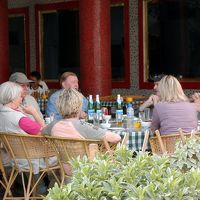 ホテル敷地内のレストランにあるオープンテラス