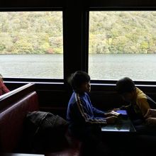 ゆったりとした特別船室ボックス席