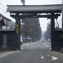 文字通り真っ黒な黒門