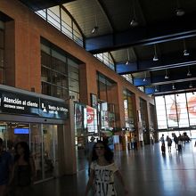 ラウンジはこの左の二階