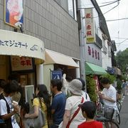 にぎわっているジェラートのお店