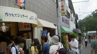 にぎわっているジェラートのお店