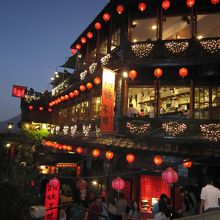 とっても雰囲気ある外観です。写真は向かいの階段上から。