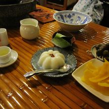 お茶菓子。素朴なお味で美味しいです。