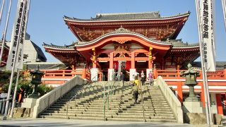 若い人が歩く大須商店街