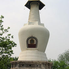 最初は清の康熙帝を喜ばすために塩で造られたといわれる白塔
