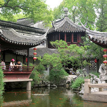 写真中央の二階建て建物が攬勝閣