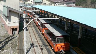 黒部川電源開発のための資材運搬用鉄道だった黒部峡谷鉄道のトロッコ列車（トロッコれっしゃ）