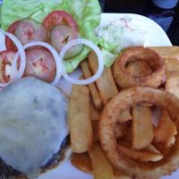 ロビー近くのレストランのバーガー　ボリューム満点