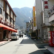 宇奈月温泉（うなづきおんせん）の繁華街の光景