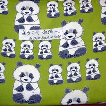 駅の待合室の手作りざぶとん、一枚一枚に製作者の名前入り