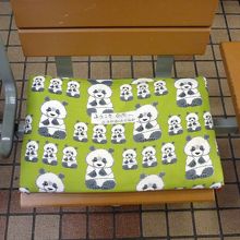 駅の待合室の手作りざぶとん、一枚一枚に製作者の名前入り