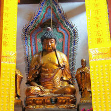 大雄宝殿の釈迦牟尼仏坐像