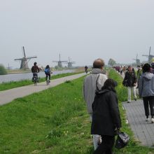 風車群までは一本道★奥へ奥へと進みます。