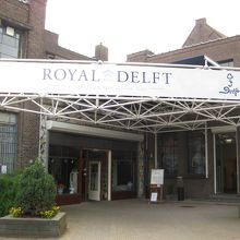 ちょっと寂れた、デルフト焼き工房の入口