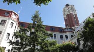 日本語ガイドに付いてじっくり見学しよう。