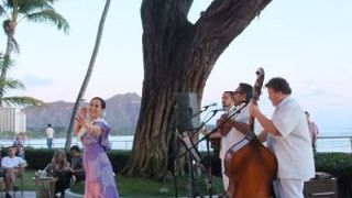 優美なフラを見ながらカクテルを