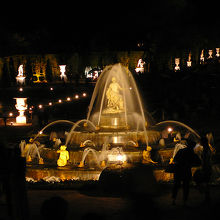 ライトアップされたラトナの泉