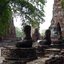 ビルマ軍の攻撃で破壊されつくし、今では頭のない仏像が並んでい
