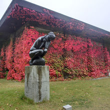 庭にも美術作品が展示されています