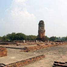 ビルマ軍の破壊略奪のため寺院らしいものは何も無く塔一つが残っ